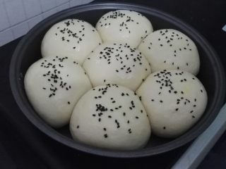 10、无油花生酱面包,刷全蛋液、洒黑芝麻。