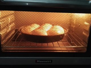 11、无油花生酱面包,放烤箱中下层烘烤。