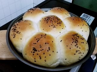 12、无油花生酱面包,取出，把面包从模具中取出放晾网上晾至手温，装袋密封保存。