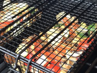 2、烤虾&杂蔬,先烤蔬菜，因为这个需要比较长的时间。最好能找到这个烤蔬菜的铁筐，可以翻转着烤，烤蔬菜啦小块肉类啦啦啦很方便的。