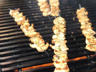 5、烤虾&杂蔬,再烤虾。一面烤2.5分钟，总共不要超过5分钟：虾，非常容易烤老了，切记！