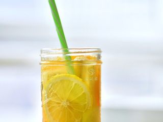 4、果蔬养颜水,香蕉的钾可以去除多余的水分，生姜可以温暖身体，改善身体水肿。生姜的味道将香蕉的甜味变得清爽，食用时缓缓透出橙子得香芬。