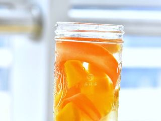 16、果蔬养颜水,柠檬酸可以缓解肌肉紧张，消除累积的疲劳，适合一天结束时喝一杯。芒果和胡萝卜的水溶性膳食纤维可以预防便秘。