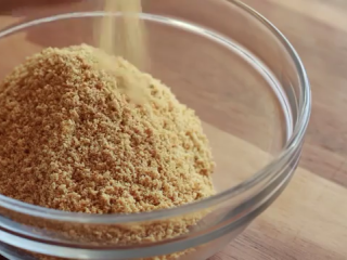 2、免焗芝士蛋糕配草莓/藍莓果醬,消化饼干六块，将饼干放袋子里，敲碎，碾压成粉末状