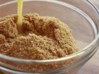 3、免焗芝士蛋糕配草莓/藍莓果醬,融化的黄油，倒入饼干粉末，搅拌均匀