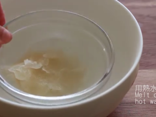 7、免焗芝士蛋糕配草莓/藍莓果醬,接着隔热水融化