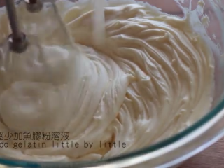 9、免焗芝士蛋糕配草莓/藍莓果醬,分多次一点一点加入鱼胶粉溶液，搅打均匀