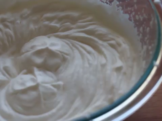 10、免焗芝士蛋糕配草莓/藍莓果醬,淡忌廉200ml，打发至有小尖角