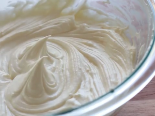 11、免焗芝士蛋糕配草莓/藍莓果醬,将打发好的淡忌廉分多次加入之前的芝士，打至中性发泡，即提起打蛋器能提起一个小小的弯曲尖角