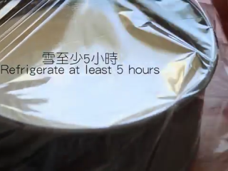 13、免焗芝士蛋糕配草莓/藍莓果醬,覆上保鲜膜，冷藏至少五小时