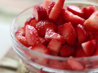 14、免焗芝士蛋糕配草莓/藍莓果醬,草莓果酱：草莓洗净切块，柠檬对半切