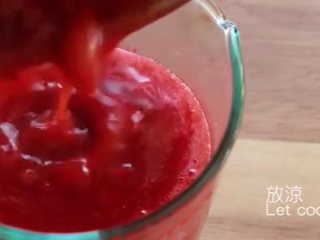 17、免焗芝士蛋糕配草莓/藍莓果醬,倒入耐热容器，放凉