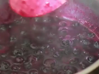 19、免焗芝士蛋糕配草莓/藍莓果醬,中火加热搅拌至浓稠