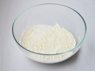 3、榴莲披萨,高粉、低粉、白糖、盐混合在碗里