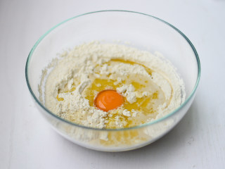 4、榴莲披萨,倒入酵母水，加入蛋黄