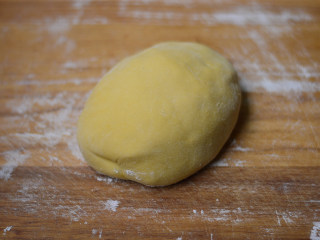 6、榴莲披萨,揉成光滑的面团