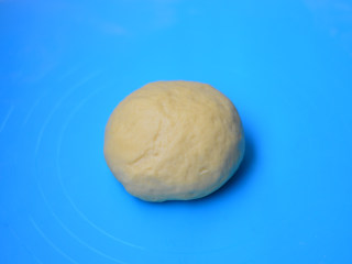 9、榴莲披萨,取出揉圆排气，静置醒15分钟