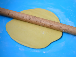 10、榴莲披萨,擀成面皮