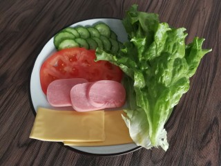 1、三明治,切好了，摆个盘哈哈哈，早餐要有好心情嘛