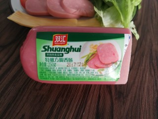 2、三明治,我用的是这个火腿，没买到特别大片的那种