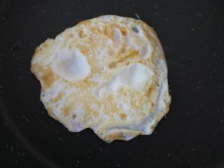 7、三明治,焖一会以后翻面，继续加一点点水，盖盖子焖，这样做的鸡蛋比较嫩