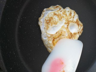 8、三明治,我是绝对吃不了半生不熟的蛋的，所以会用铲子磕一磕，没熟就再煎一会，熟了就盛出来