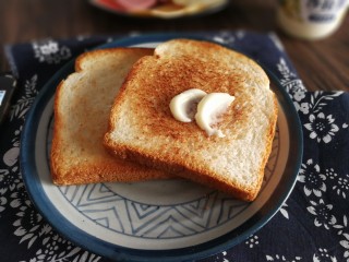 13、三明治,用勺子背儿抹上沙拉酱