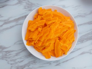 3、南瓜豆沙饼,将南瓜切成片