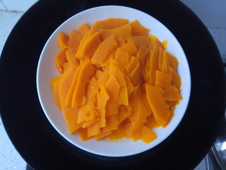 5、南瓜豆沙饼,蒸熟取出