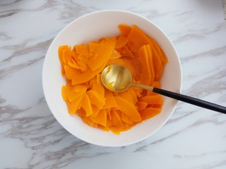 6、南瓜豆沙饼,用勺子按压成泥