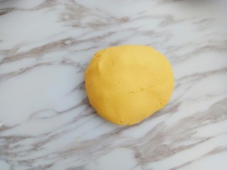 8、南瓜豆沙饼,加入糯米粉揉成面团