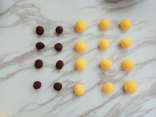 9、南瓜豆沙饼,将南瓜分成10克左右小圆子