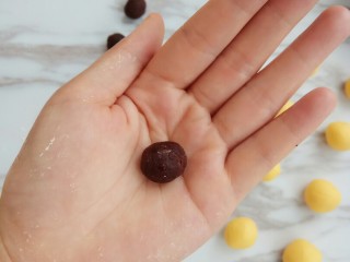 10、南瓜豆沙饼,豆沙搓成5克左右的小圆子