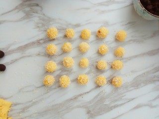 14、南瓜豆沙饼,全部做好的小圆子