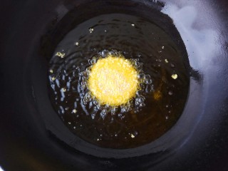 16、南瓜豆沙饼,锅里入油，放入南瓜饼炸