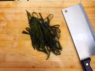 3、超简单的蒜蓉凉拌盐渍海带,浸泡好的海带切丝,切的越细口感越好!