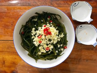 11、超简单的蒜蓉凉拌盐渍海带,放入小红辣椒!