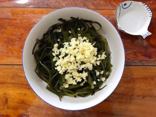 10、超简单的蒜蓉凉拌盐渍海带,放入蒜蓉!