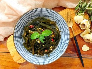 14、超简单的蒜蓉凉拌盐渍海带,按照芽芽的惯例,还是要美美的摆拍一下哒????
