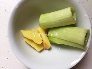 5、卤水鹅胗,还有大葱和姜片。