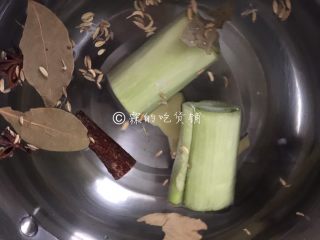 6、卤水鹅胗,随后把香料和葱姜放入加了足量水的锅里。