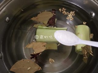 7、卤水鹅胗,随后加入盐。