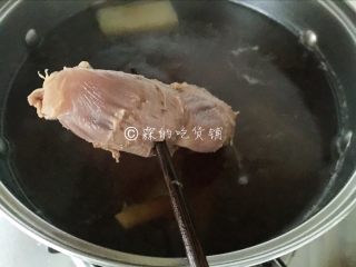 12、卤水鹅胗,大火煮开后，中小后慢慢煨，一直到用筷子能戳进去（喜欢吃爽脆些的，用筷子戳的时候要稍微用点力，就是最佳状态；喜欢吃酥烂的，就再继续烧一会。）