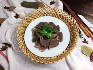 16、卤水鹅胗,鹅胗、鸭胗，鸡胗，都是比较不容易入味，所以调味料的用量要稍微大一点点，卤制好了也不要马上取出，浸泡在卤汁中，等要吃时捞出切片。