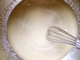 2、桃酥,花生油和白糖放入容器，搅拌均匀