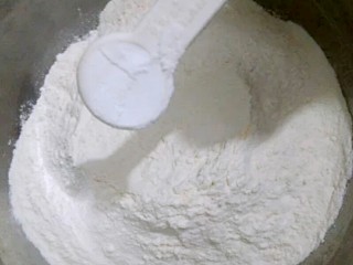 4、桃酥,面粉加入2g的泡打粉