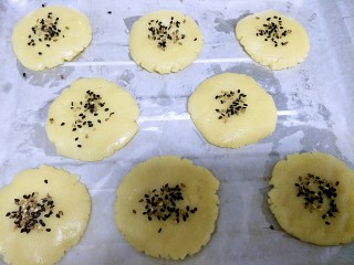 10、桃酥,表面撒上黑白芝麻