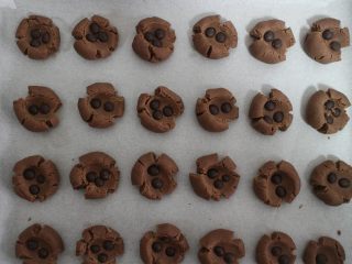 10、巧克力豆玛格丽特饼干,剩下的面团也依次操作（烤箱预热150度）