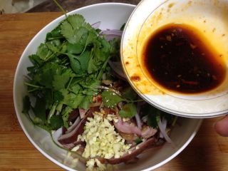 5、年味——凉拌菜圆葱拌肚丝,将碗汁倒入食材中拌匀即可装盘