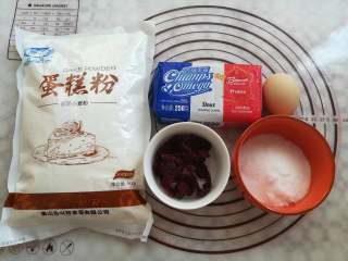 1、蔓越莓曲奇,准备好做蔓越莓曲奇的材料和份量